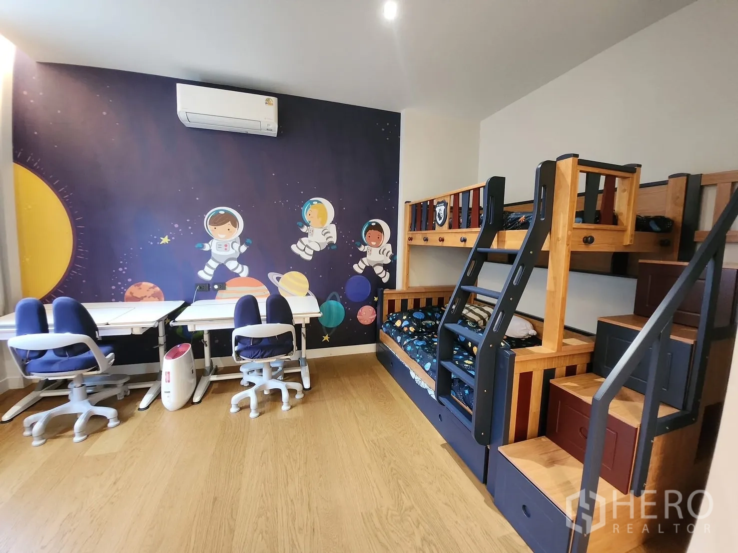 บ้าน ให้เช่าในBang Phli, Samut Prakan - ห้องนอนเด็ก เตียงสองชั้นและวอลเปเปอร์ธีมอวกาศ
