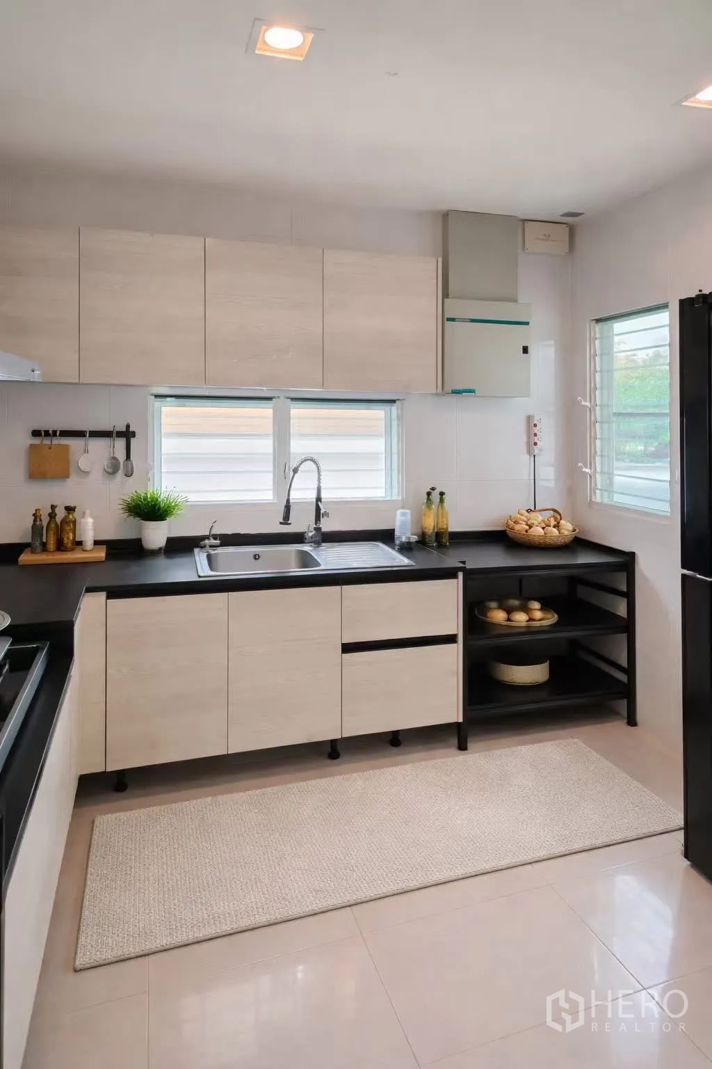 บ้านเดี่ยว for rent or sale in Bang Phli, Samut Prakan - ห้องครัวฟังก์ชันครบ ตู้หน้าบานลายไม้ ท็อปสีดำ อ่างล้างจาน และหน้าต่าง