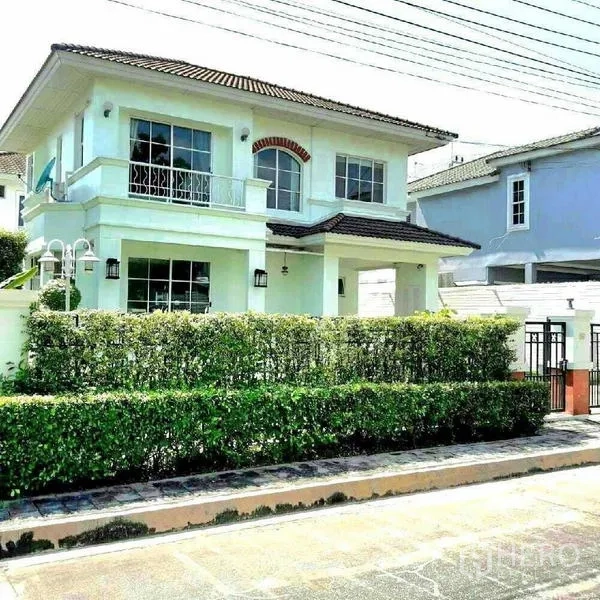独立式住宅 出租在Prawet, Bangkok - 两层独栋住宅，白色外立面，带阳台与绿篱，位于封闭社区内。