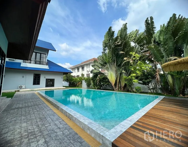 บ้าน ขายในPrawet, Bangkok - สระทรงสี่เหลี่ยมข้างบ้านสองชั้นหลังคาสีน้ำเงินและลานพักผ่อน