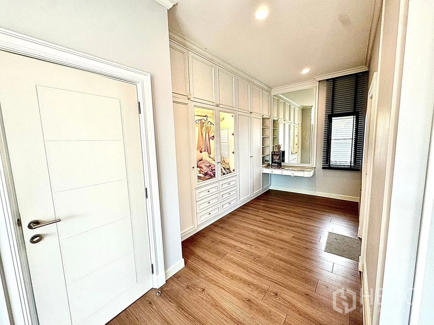 Detached House for rent in Bang Phli, Samut Prakan - Walk-in closet with white cabinetry, drawers and a large wall mirror beside window blinds.