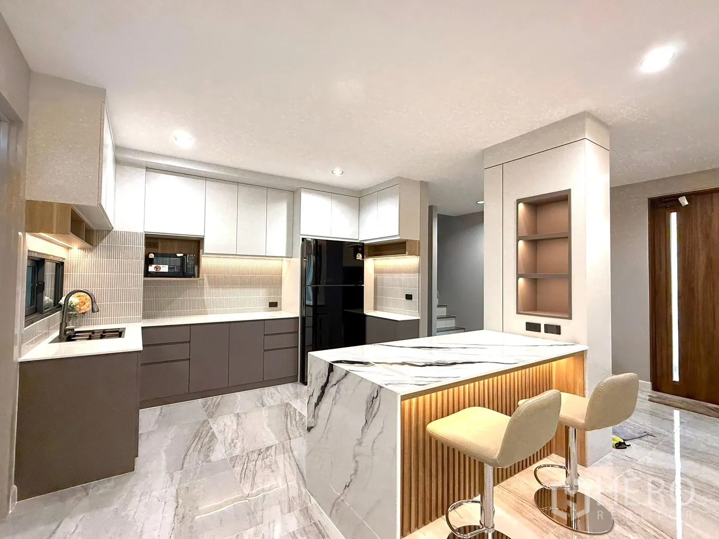 บ้านแฝด for rent in Bang Phli, Samut Prakan - ภาพรวมครัวตะวันตกพร้อมไอส์แลนด์หินอ่อนและเคาน์เตอร์บาร์ไฟอบอุ่น