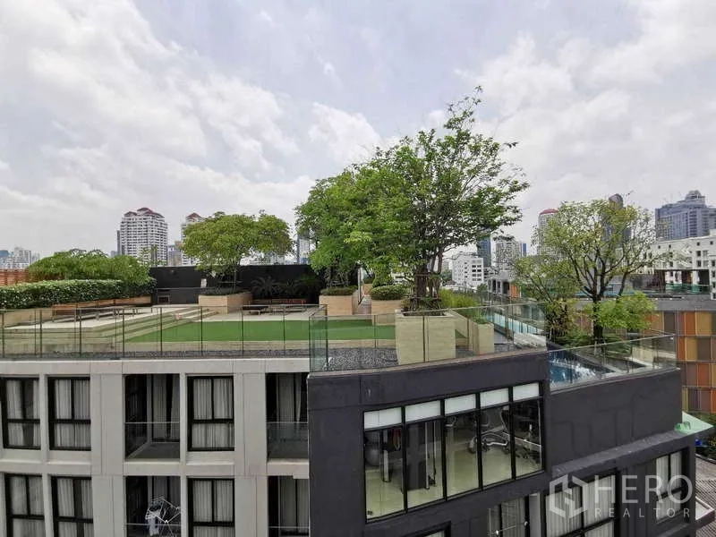 公寓 出租或出售在Watthana, Bangkok - 低层建筑屋顶花园与草坪，眺望城市景观