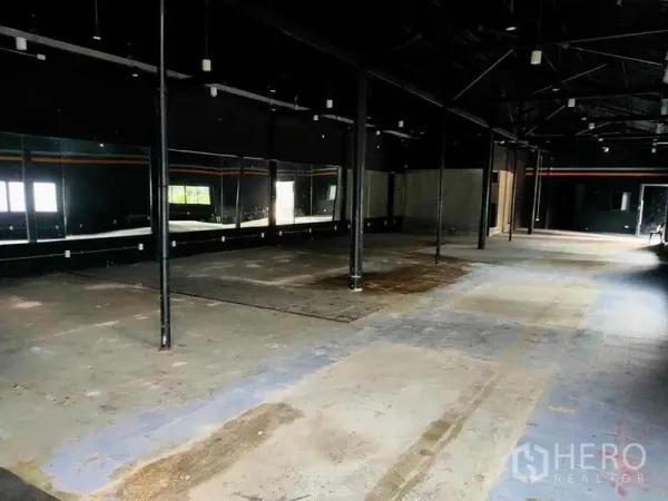 คลังสินค้า ให้เช่าในSuan Luang, Bangkok - พื้นที่โกดังโล่งกว้าง เพดานสูง เสาเหล็ก ผนังมีกระจกเงา พื้นคอนกรีต.
