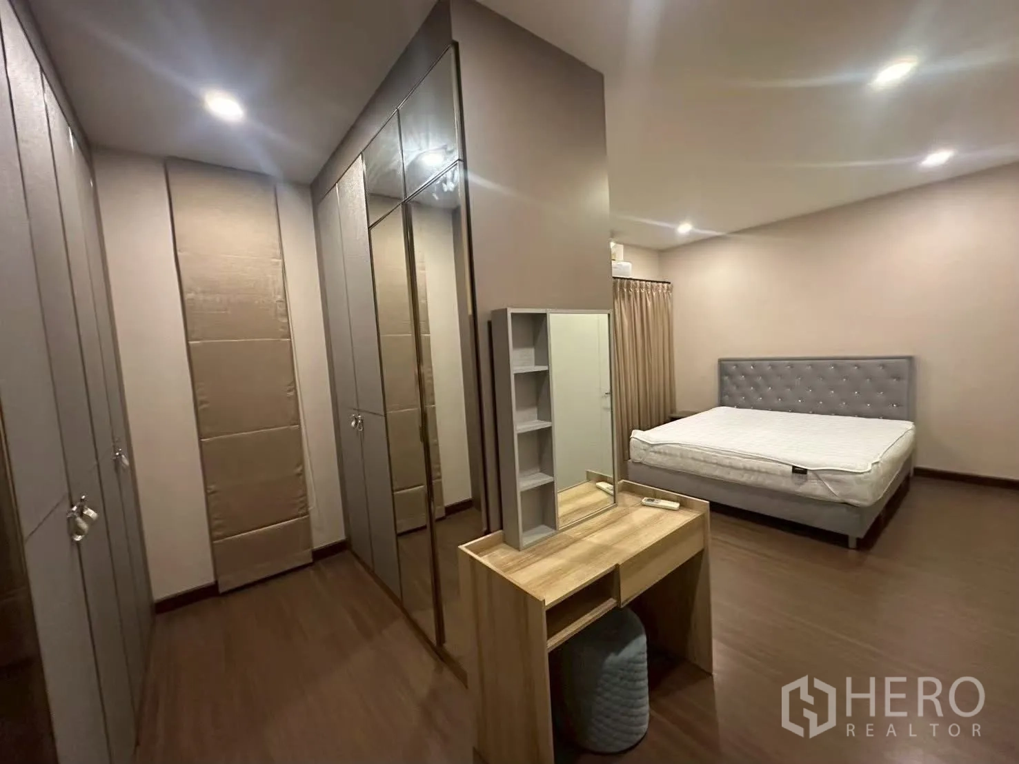 Detached House for rent in Bang Phli, Samut Prakan - Spacious master bedroom with upholstered bed, vanity and mirrored wardrobes.
