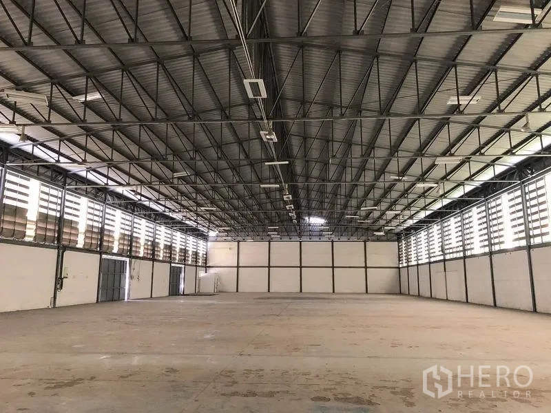 货栈 出租在Khlong Luang, Pathum Thani - 开阔仓库平层，净跨高，自然侧向通风良好。
