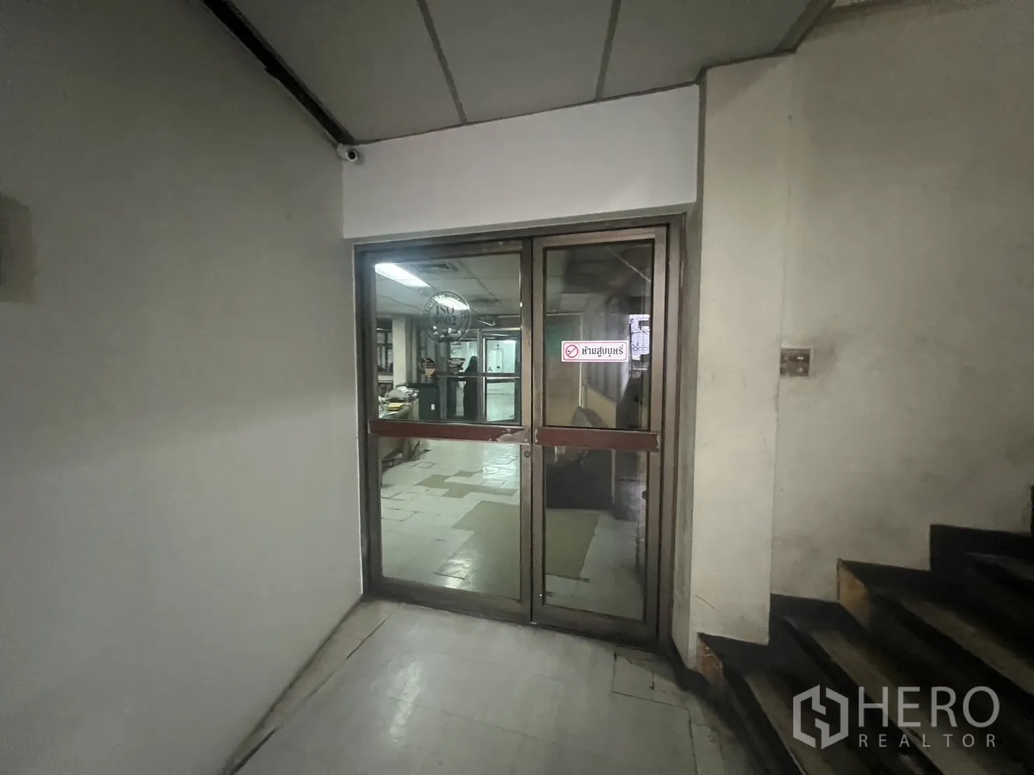 店屋 出租 - 入口走廊，推拉玻璃门通向办公区。