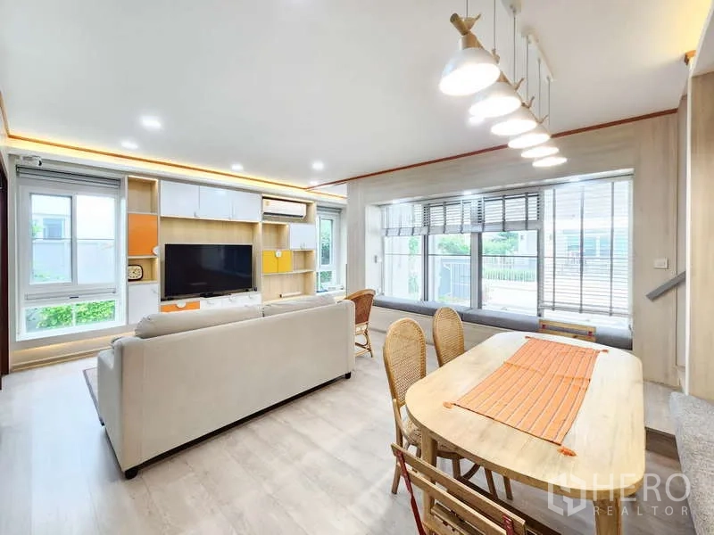 独立式住宅 出租或出售在Prawet, Bangkok - 开放式客餐厅，大窗与吊灯采光充足。