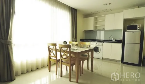 房间 出租在Khlong Toei, Bangkok - 带柜体的现代小厨房，配冰箱微波炉洗衣机与餐桌
