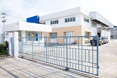 工厂 出租在Chachoengsao - 工厂正门带门卫室与停车区域的入口大门。