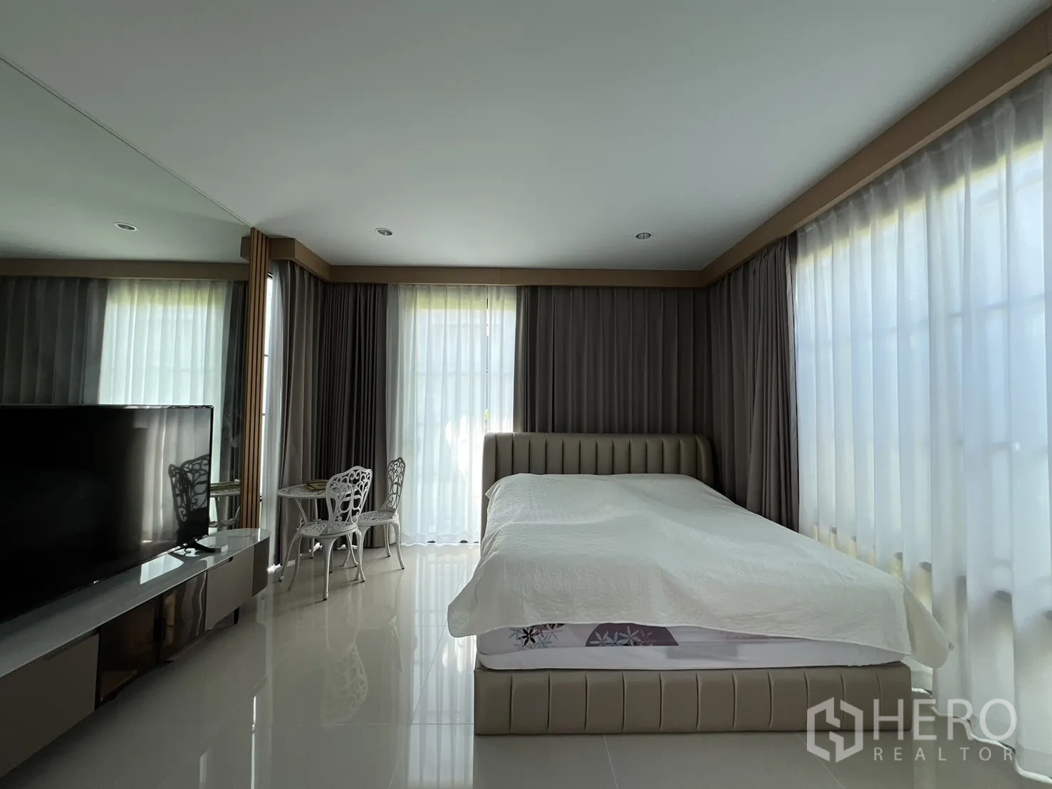 独立式住宅 出租或出售在Mueang Pathum Thani, Pathum Thani - 转角客房，环绕落地窗与亮面地砖。