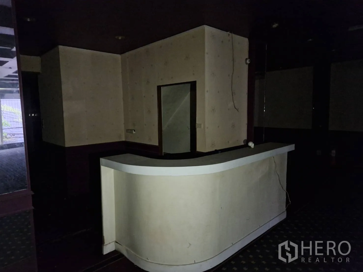 Shophouse for rent in Bang Rak, Bangkok - Reception counter in a dim lobby area suitable for greeting customers.