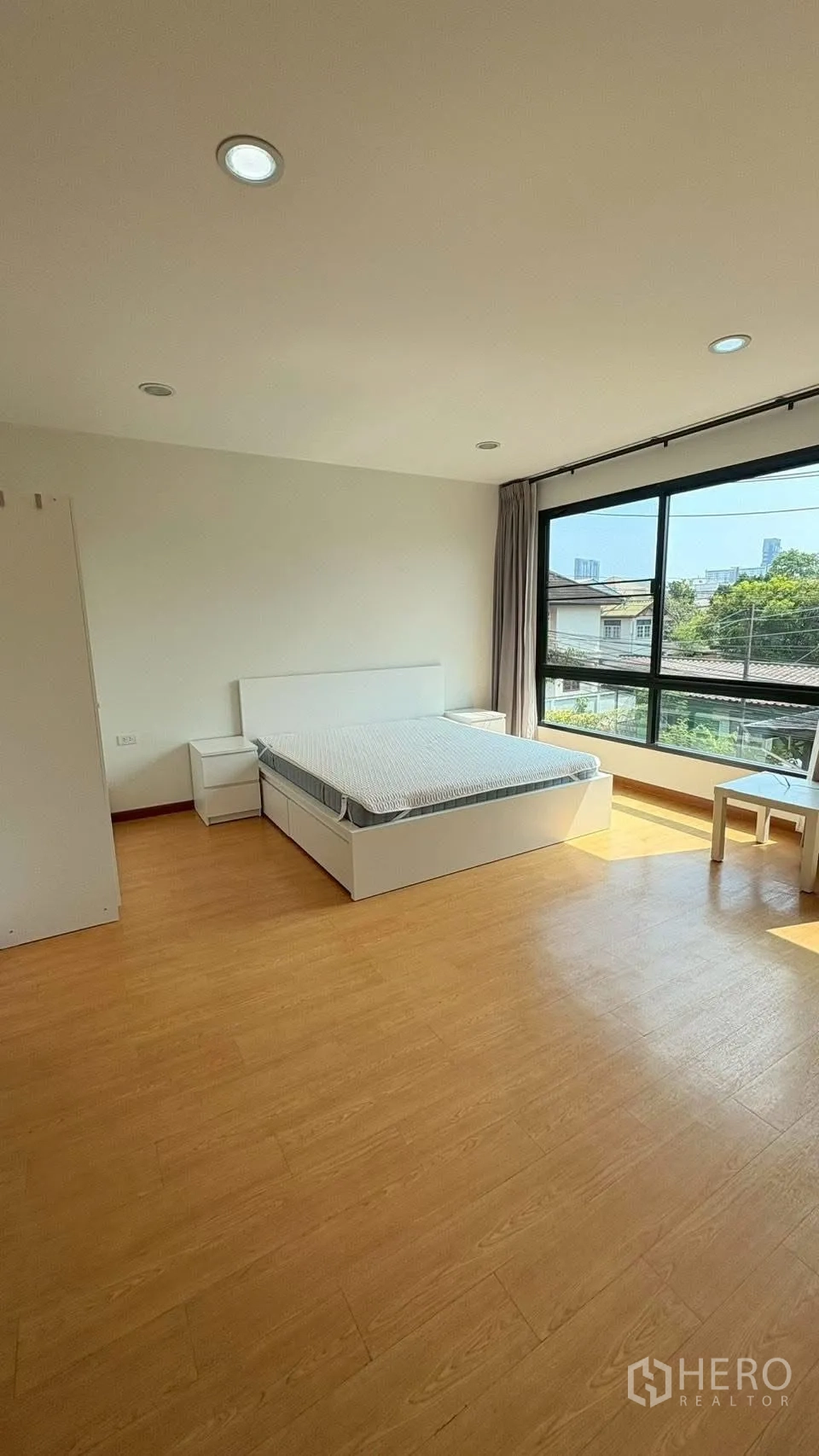 ทาวน์เฮาส์ for rent in Phra Khanong, Bangkok - ห้องนอนขนาดใหญ่พื้นไม้ หน้าต่างบานกว้าง และเตียงควีน