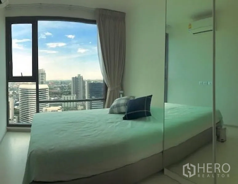 公寓 出租在Khlong Toei, Bangkok - 明亮的次卧，超大窗户与镜面衣柜，远眺城市景色