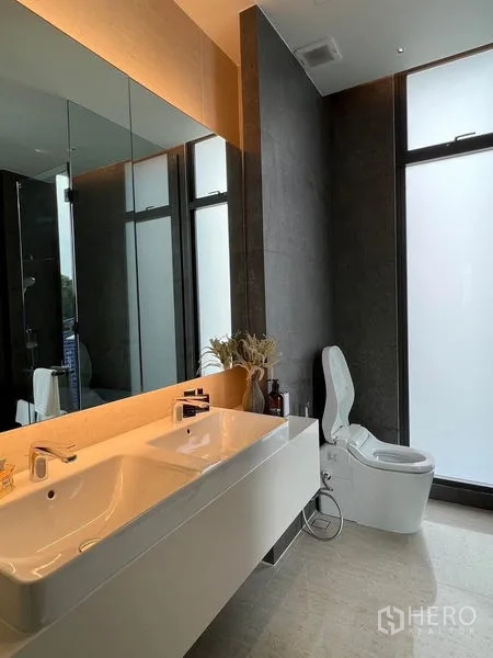 带办公室的家 出售在Prawet, Bangkok - 现代卫浴，双台盆、灯带镜柜与智能马桶。