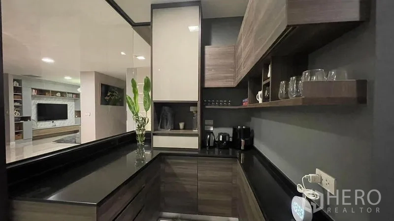 独立式住宅 出租在Bang Phli, Samut Prakan - 茶水间/吧台，黑色台面与开放式搁架