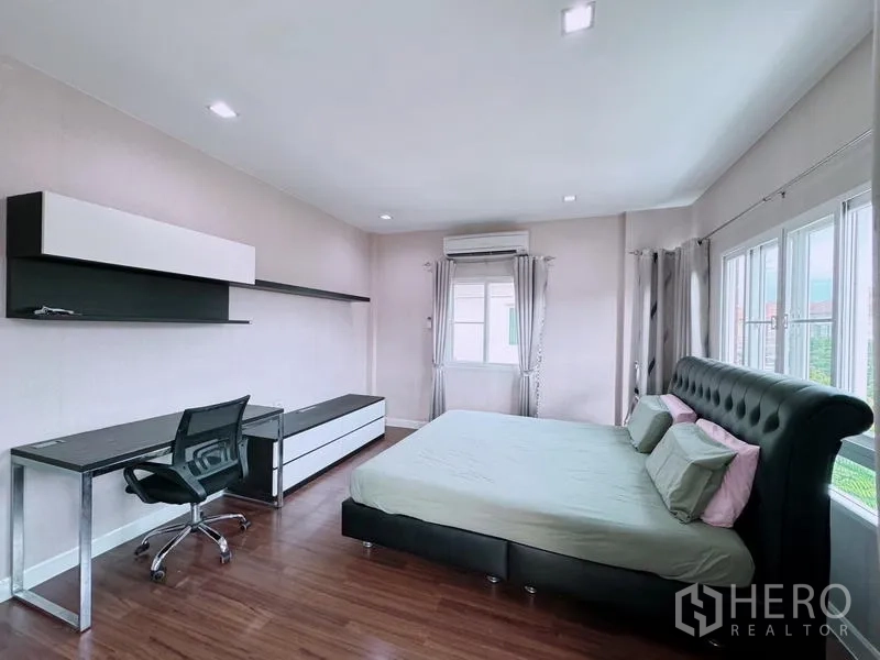 บ้าน ให้เช่าในPrawet, Bangkok - มุมห้องนอนใหญ่ มีโต๊ะทำงาน ชั้นวาง เตียงและแอร์
