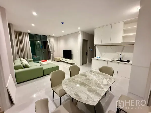 独立式住宅 出租在Bang Phli, Samut Prakan - 客餐一体空间，大理石茶几与白色储物柜。