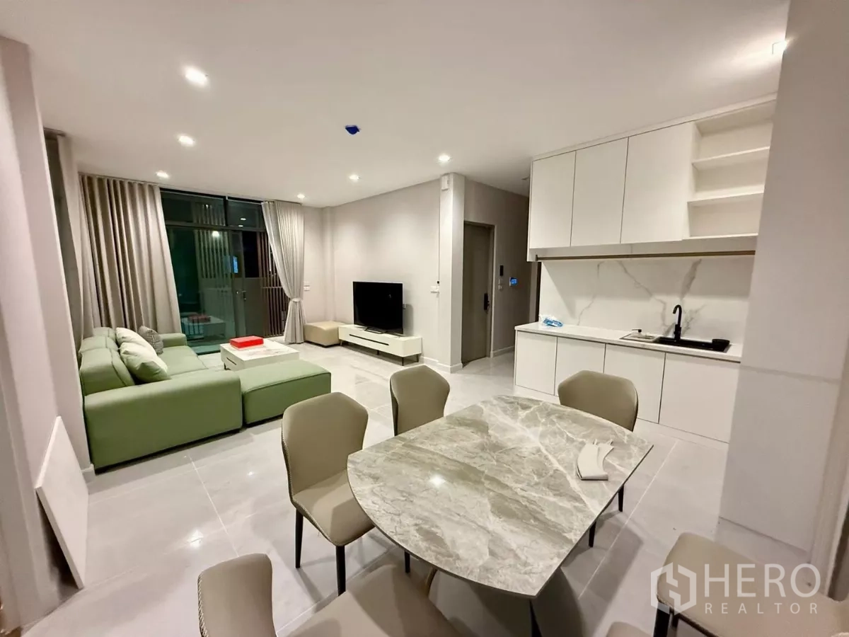 独立式住宅 出租在Bang Phli, Samut Prakan - 客餐一体空间，大理石茶几与白色储物柜。