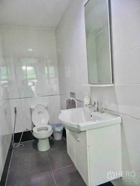 Home Office for rent or sale in Din Daeng, Bangkok - Modern four-storey building exterior with full-height windows and covered parking.