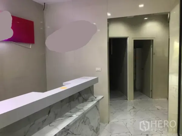零售空间 出租在Watthana, Bangkok - 前台与滑门，连接后场与卫生间的零售空间。
