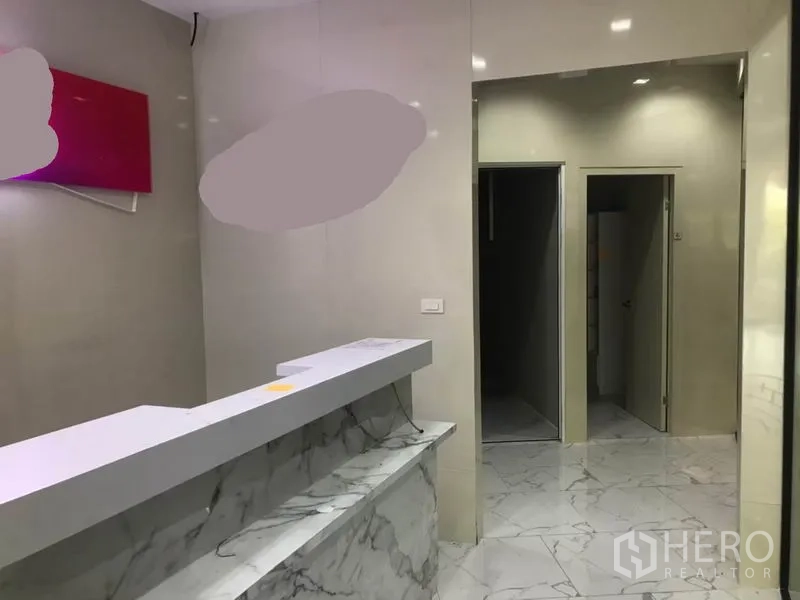 零售空间 出租在Watthana, Bangkok - 前台与滑门，连接后场与卫生间的零售空间。