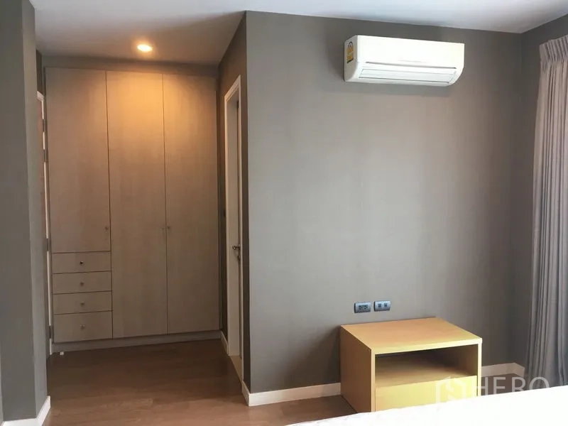 Detached House for rent or sale in Bang Kapi, Bangkok - Cozy bedroom with built-in wardrobe, air conditioning and neutral walls.