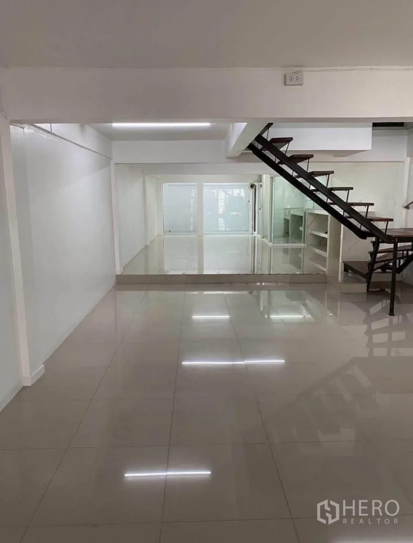 ทาวน์เฮาส์ for rent in Phra Khanong, Bangkok - พื้นที่นั่งเล่นโอเพ่นสเปซสว่าง พื้นกระเบื้องเงา และบันไดโมเดิร์น