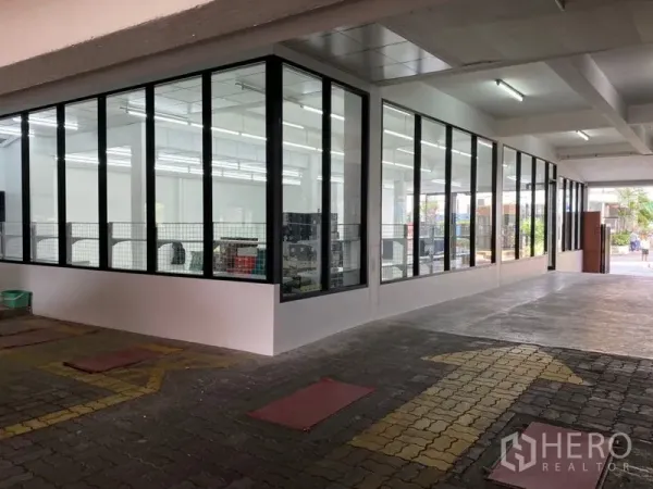 สำนักงาน ให้เช่าในChatuchak, Bangkok - โถงทางเข้ามีหลังคา ผนังกระจกเต็มความสูง และทางเข้าออฟฟิศ