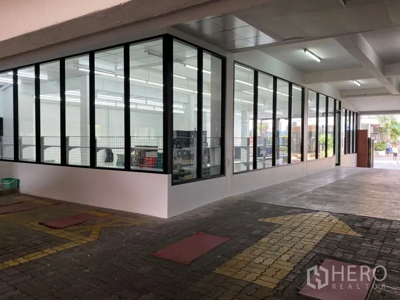สำนักงาน ให้เช่าในChatuchak, Bangkok - โถงทางเข้ามีหลังคา ผนังกระจกเต็มความสูง และทางเข้าออฟฟิศ