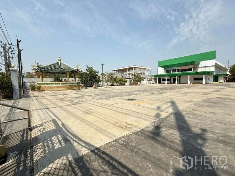 คลังสินค้า ให้เช่าในMueang Samut Prakan, Samut Prakan - ลานคอนกรีตกว้างภายในรั้ว มีศาลาและอาคารสำนักงานหลัก