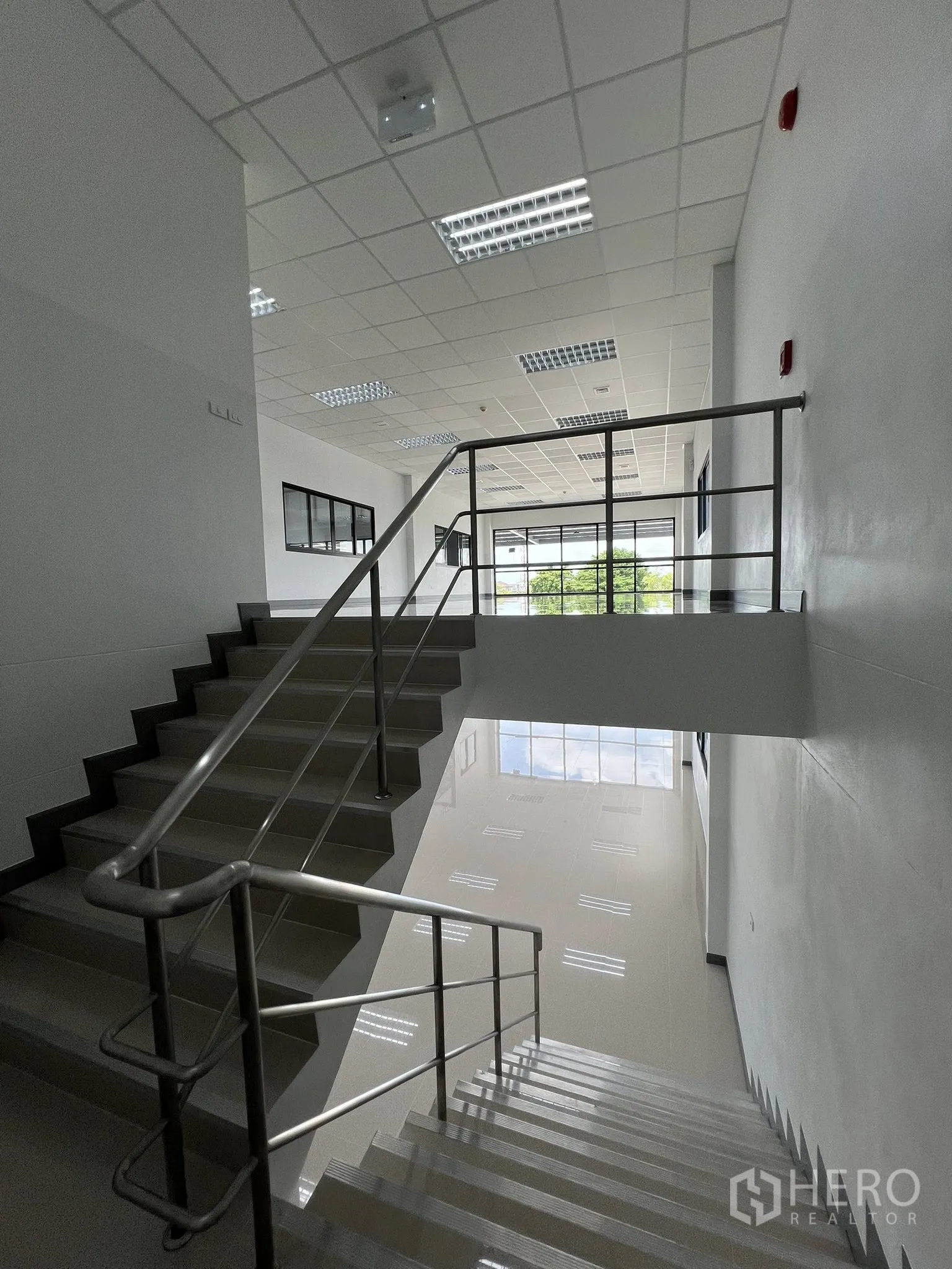 โกดัง for rent in Phra Pradaeng, Samut Prakan - บันไดพร้อมราวจับเชื่อมต่อพื้นที่สำนักงาน