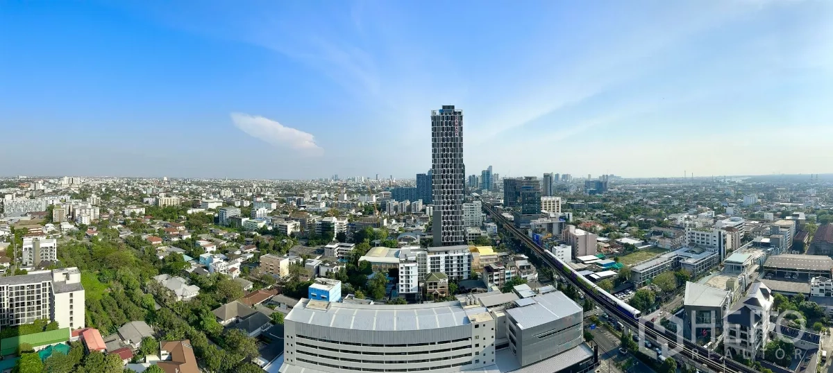 公寓 出售在Phra Khanong, Bangkok - 高楼视角俯瞰On Nut区域与轻轨线路的全景。