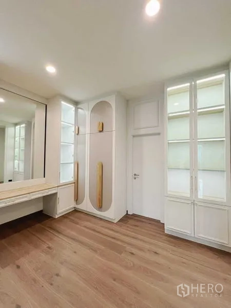 独立式住宅 出售在Bangkok Noi, Bangkok - 多功能房带梳妆台与展示柜，木地板。