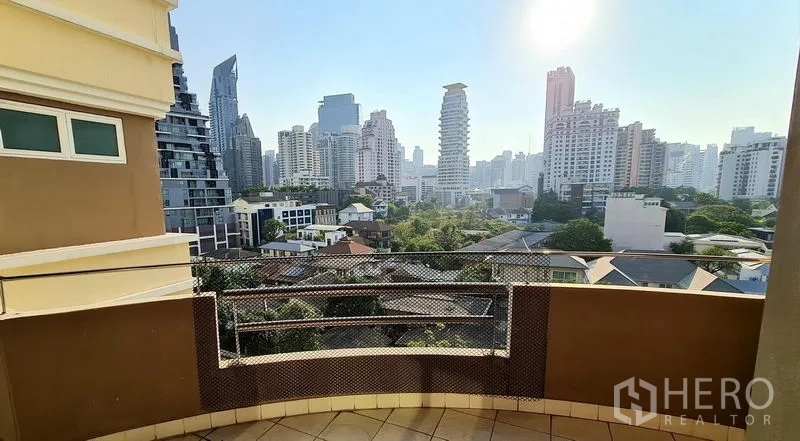 คอนโด ให้เช่าในWatthana, Bangkok - ระเบียงโค้งพร้อมราวกันตก มองเห็นเส้นขอบฟ้าโซนพร้อมพงษ์และย่านที่อยู่อาศัย