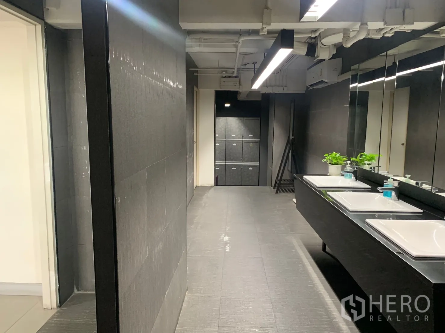 店屋 出租在Watthana, Bangkok - 现代化卫生间，长台面、镜子与储物柜
