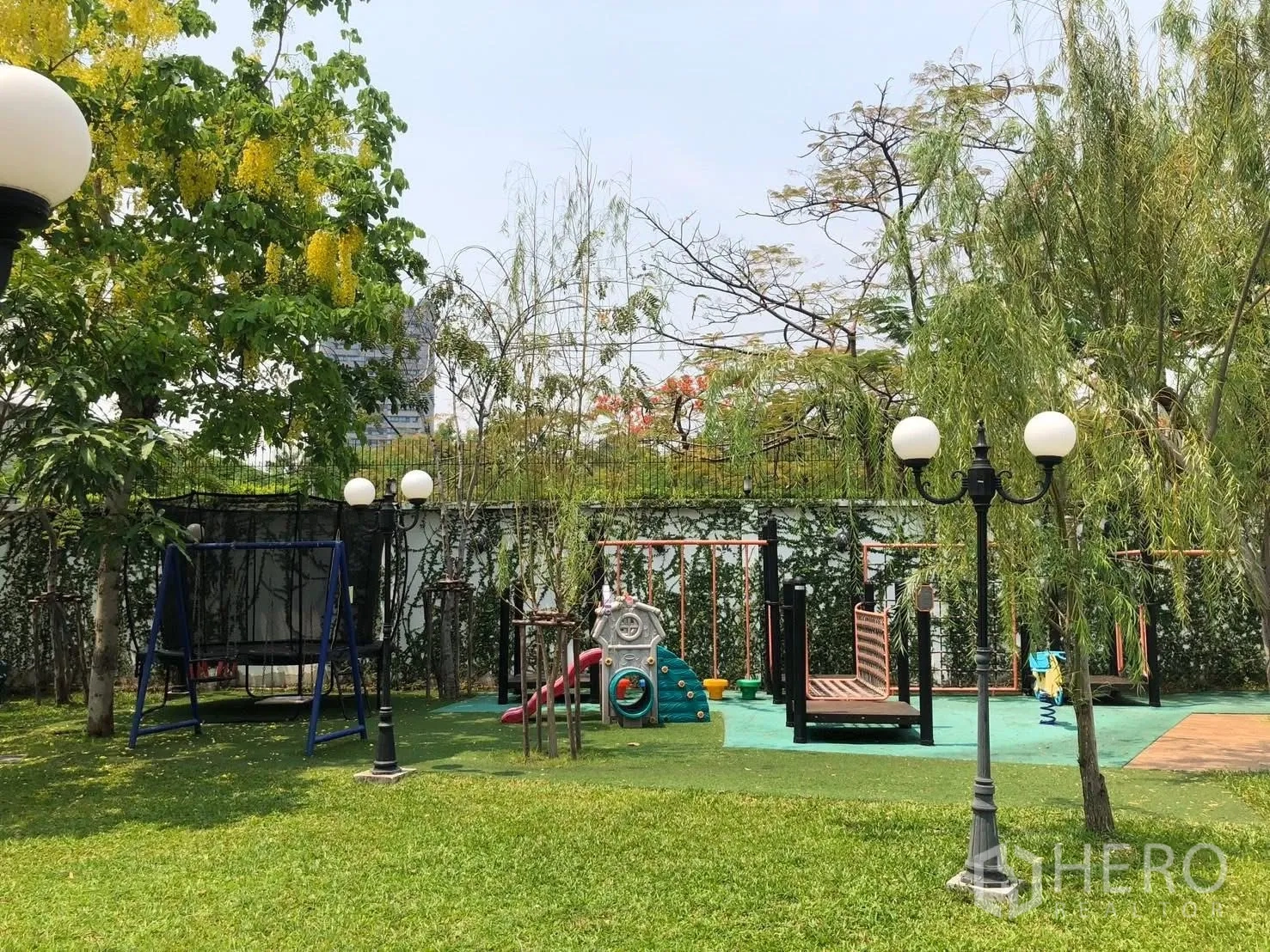 บ้านเดี่ยว for rent in Bang Na, Bangkok - สนามเด็กเล่นพร้อมชิงช้าและอุปกรณ์ปีนป่ายบนสนามหญ้า