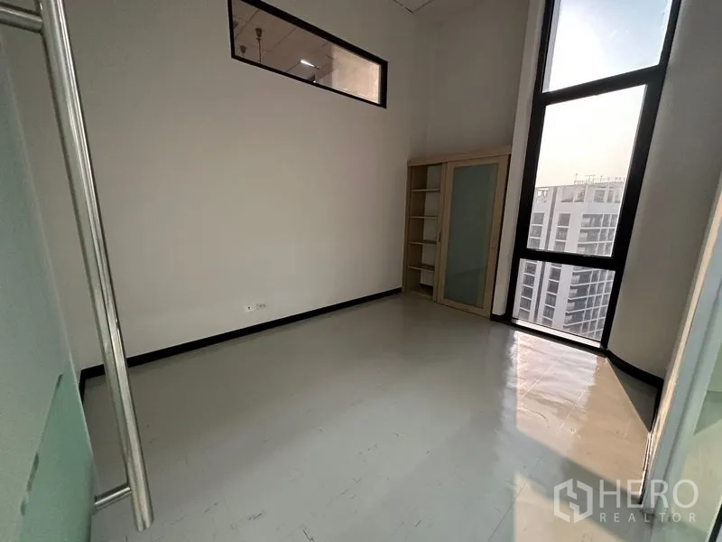 办公空间 出租 - 小型独立办公室，通高窗、置物架，远眺城市景色。