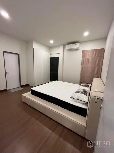 Detached House for rent - Bright bedroom with double bed, built-in wardrobes and warm wood flooring.