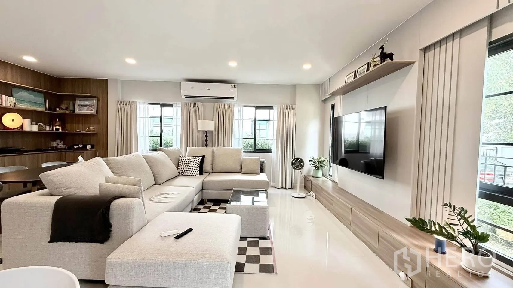 บ้านเดี่ยว for rent in Bang Phli, Samut Prakan - สวนหน้าบ้านมีแผ่นทางเดิน ชานพักกระเบื้อง และรั้วเหล็กสีดำ
