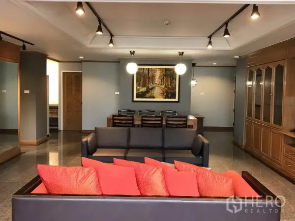 公寓 出售在Watthana, Bangkok - 宽敞起居区，双沙发、餐桌与整面木质柜，曼谷出租公寓