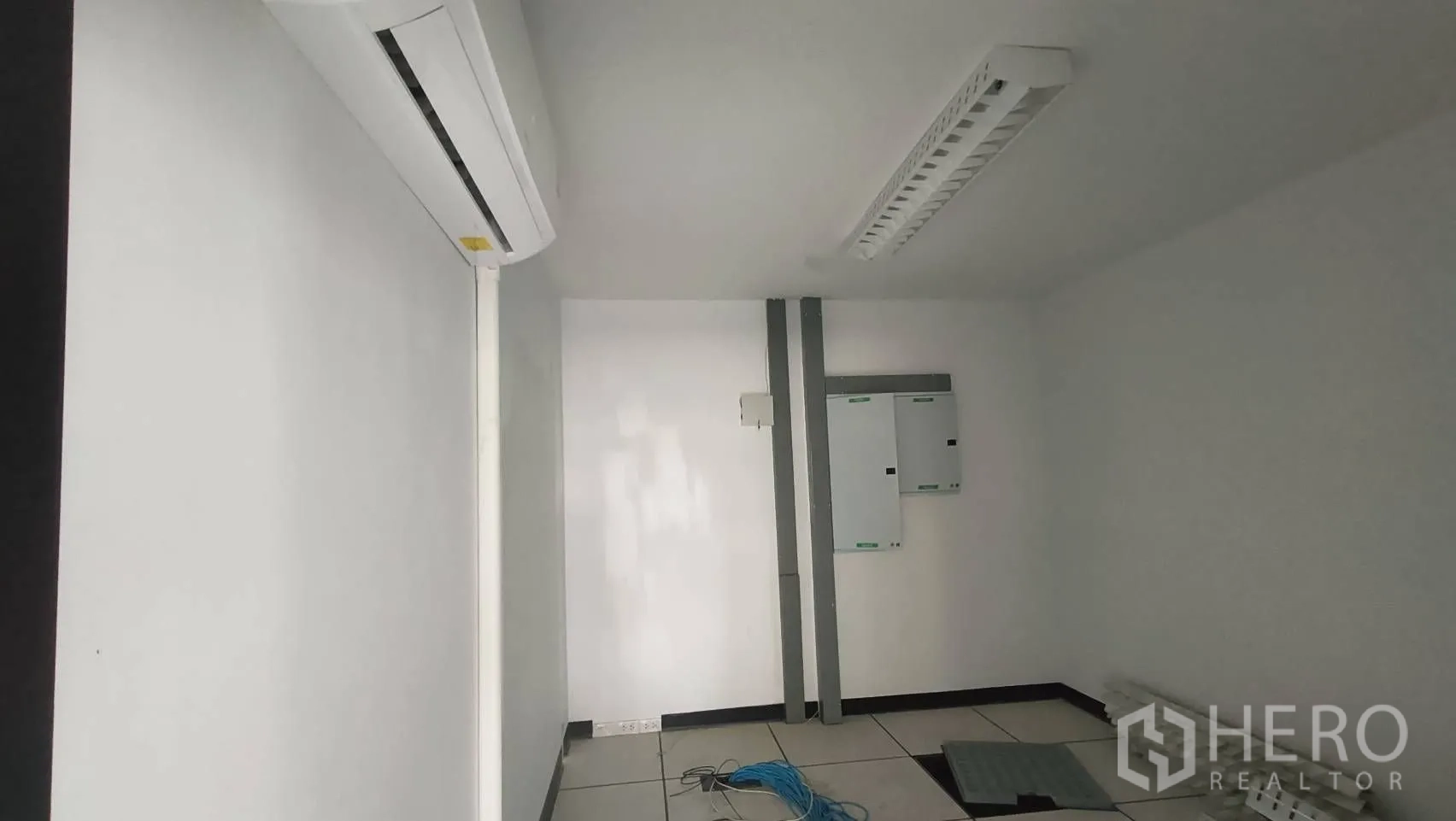 办公空间 出租在Khlong Toei, Bangkok - 机房/设备间，空调与配电柜。