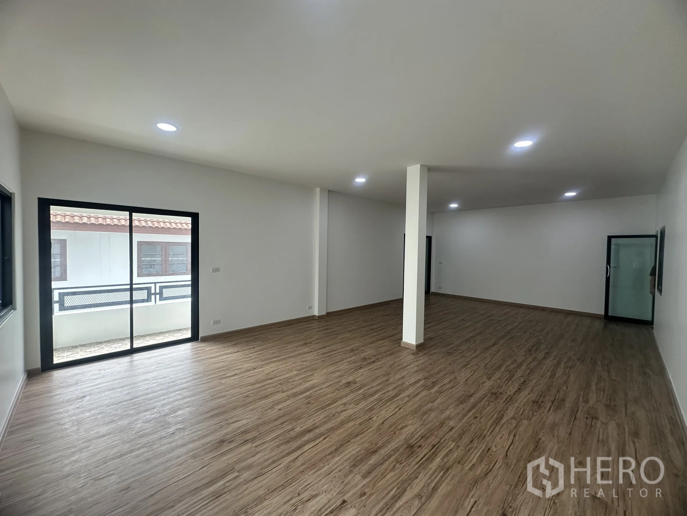 货栈 出售在Khlong Luang, Pathum Thani - 办公室层面，推拉玻璃门连小阳台与宽敞工作区。