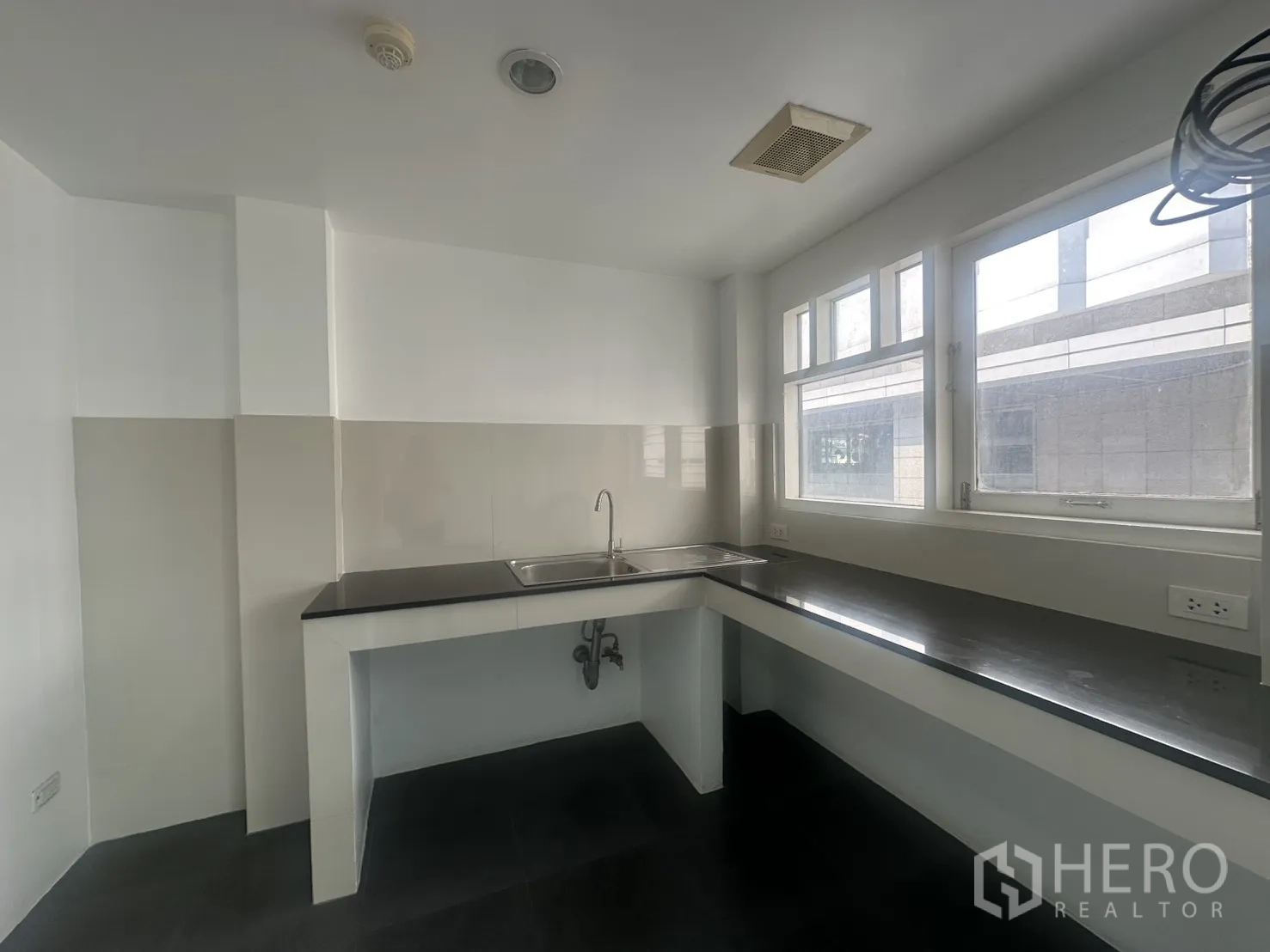 办公室 for rent in Watthana, Bangkok - 茶水间配长操作台、水槽、窗户与电源插座。