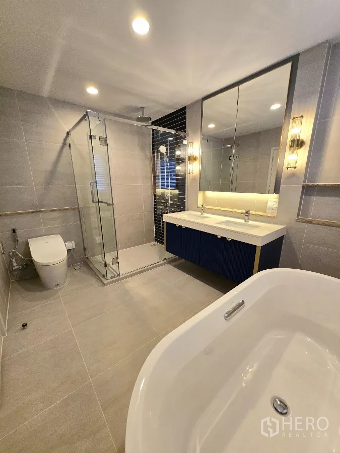 บ้าน ให้เช่าในBang Phli, Samut Prakan - ห้องน้ำมาสเตอร์ อ่างอาบน้ำเดี่ยว อ่างล้างหน้าคู่ และตู้กระจก