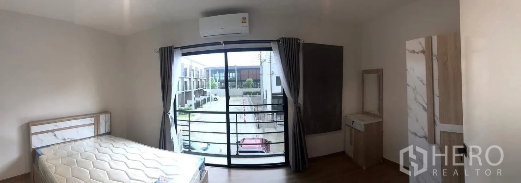 联排别墅 出租或出售在Prawet, Bangkok - 卧室带推拉门连接阳台，可眺望小区道路。