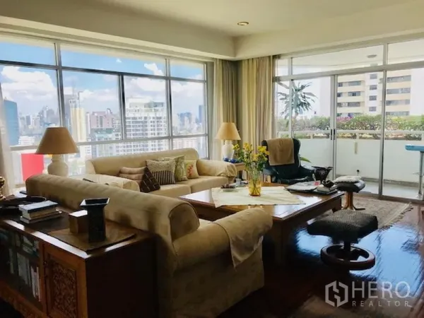 คอนโด ให้เช่าหรือขายในWatthana, Bangkok - ห้องนั่งเล่นมุมกว้าง ผนังกระจกเต็มบาน เชื่อมต่อระเบียงวิวเมือง.