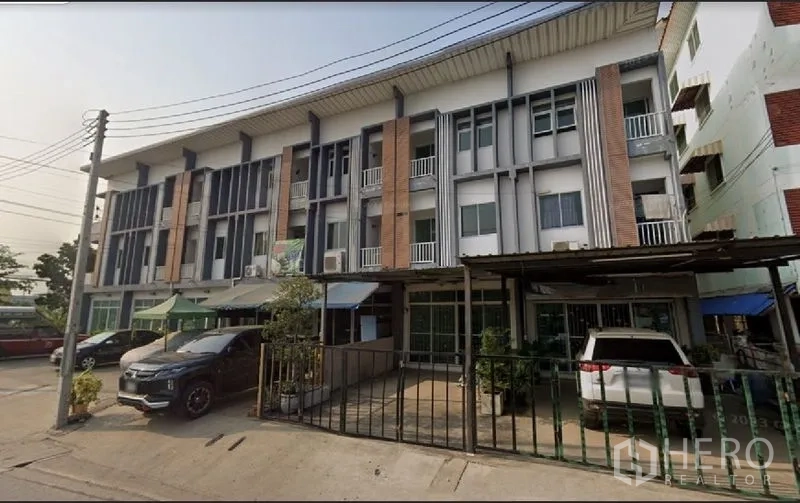 Townhouse for  in Lam Luk Ka, Pathum Thani - Three-storey row townhouse facade with carports and balconies in Lam Luk Ka.