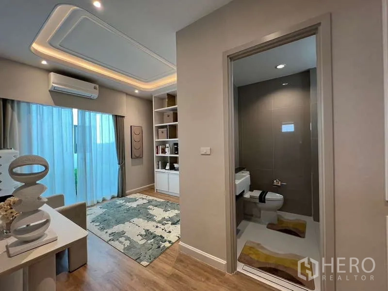 บ้าน ขายในSaphan Sung, Bangkok - ห้องอเนกประสงค์ชั้นล่างหรือห้องทำงาน พร้อมชั้นบิลต์อินและห้องน้ำในตัว