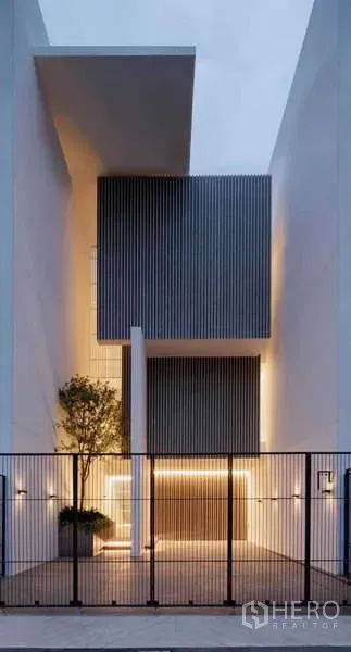 带办公室的家 出租在Bang Phli, Samut Prakan - 街景视角的当代立面，竖向百叶与柔和外墙灯光。